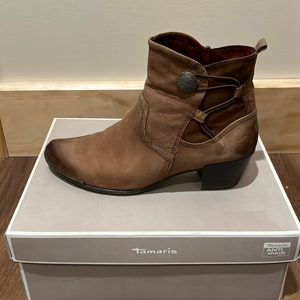 Women’s Tamaris brown western style leather boots. Sz. 8.5